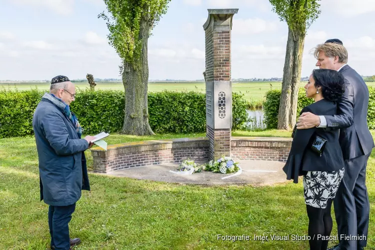 Dodenherdenking door burgemeester van Zaanstad Jan Hamming