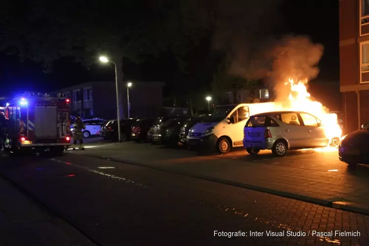 Auto in brand in Poelenburg: politie start buurtonderzoek