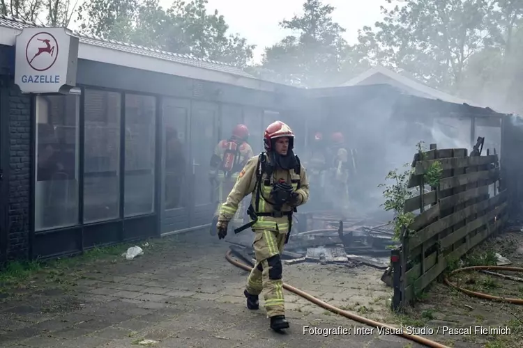 Veel schade bij brand aan Vlietsend in Krommenie