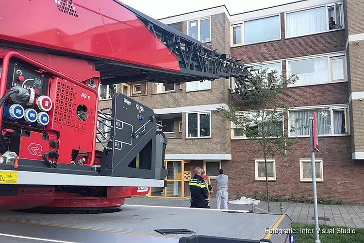 Moeder buitengesloten op balkon, kind nog binnen