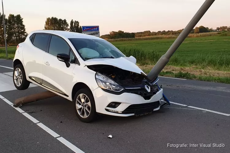 Auto tegen lantaarnpaal in Assendelft, bestuurder op de vlucht