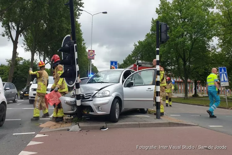 Automobiliste rijdt tegen verkeerslicht in Zaandam