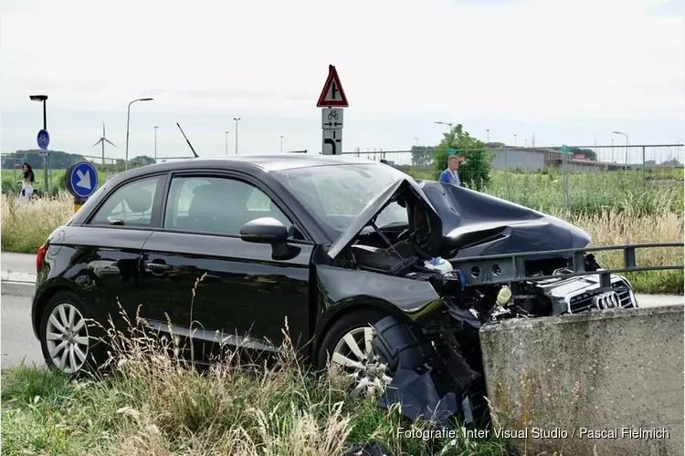 Automobiliste gewond na botsing met brug in Assendelft