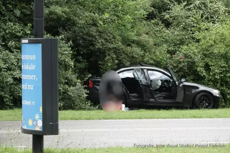 Auto knalt hard tegen boom in Krommenie