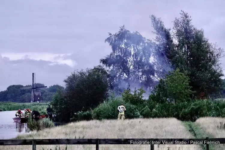 Veel rook door brandende hut in Oostzaan