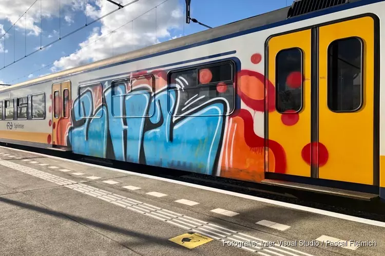 Opnieuw een treintoestel beklad met graffiti bij station Wormerveer