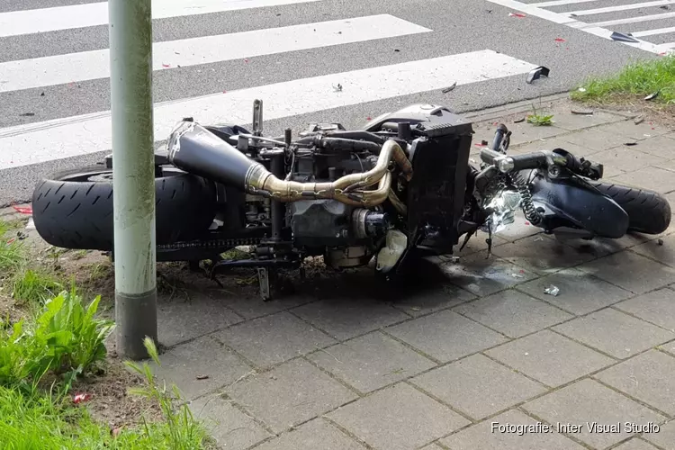 Motorrijder met spoed naar ziekenhuis na botsing in Zaandam