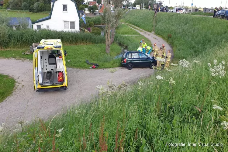 Auto rolt van dijk na botsing in Nauerna