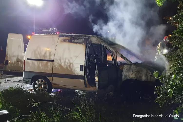 Bestelauto met vreemde vaten in brand