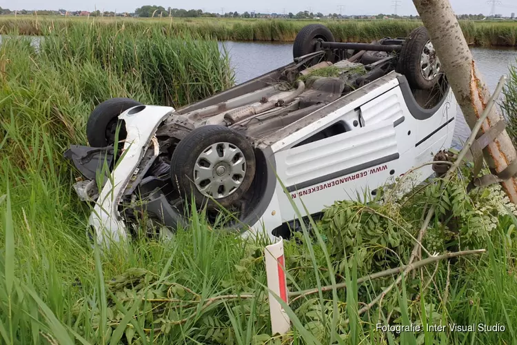 Bestelbus gecrasht in Assendelft