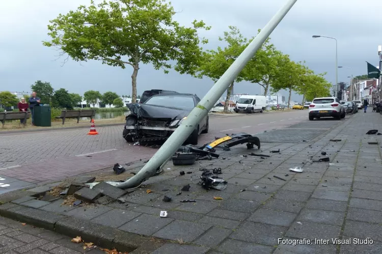 Auto tegen lantaarnpaal in Wormerveer