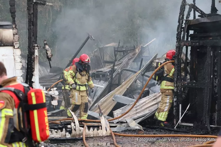 Fikse brand legt garageboxen in Zaandam in de as