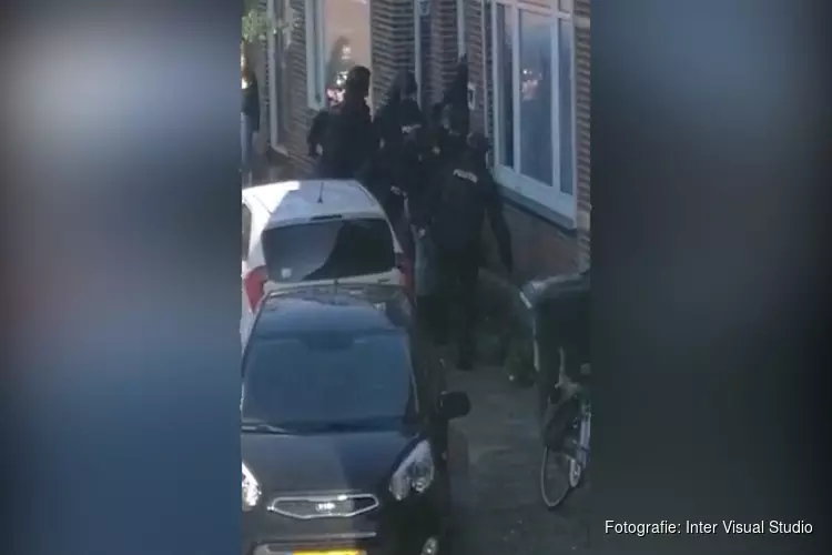 Arrestatieteam doet inval in Wormerveer