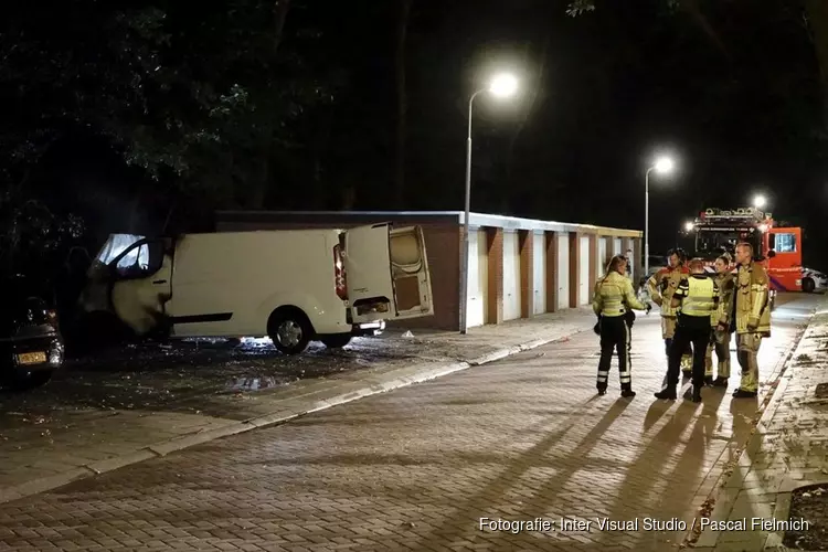 Bestelbus in brand in Zaandam