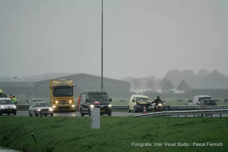 Auto&#39;s botsen op A7 bij Wormerveer, twee ambulances ter plaatse