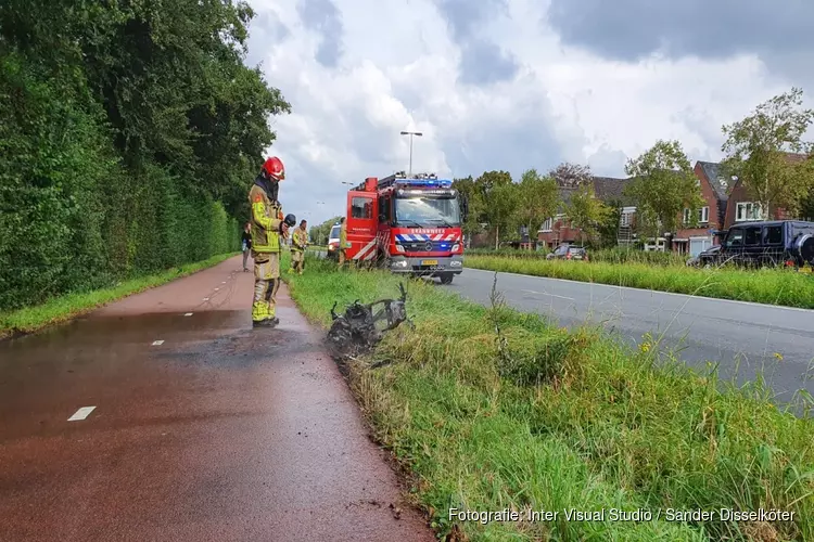 Scooter vliegt in brand tijdens het rijden