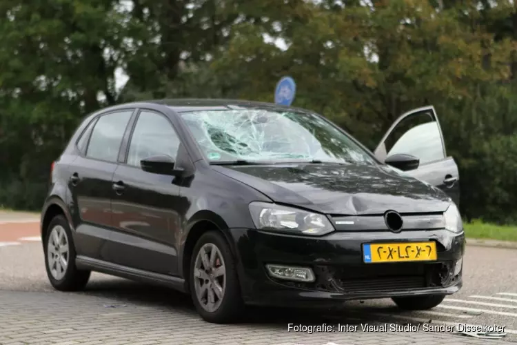 Auto schept fietser in Zaandam