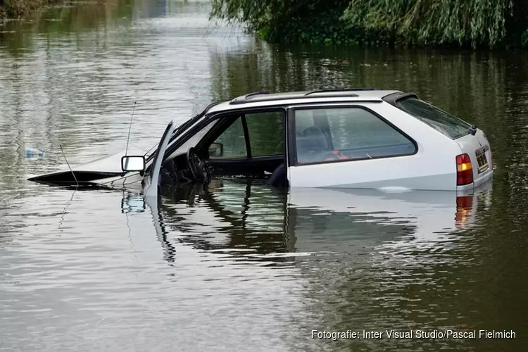 Auto te water in Wormerveer, bestuurder gewond