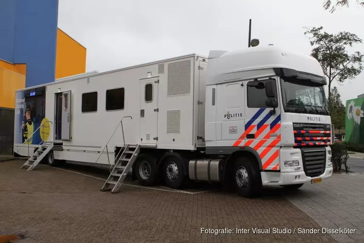 Mobiel Media Lab van de politie bij basisschool in Assendelft