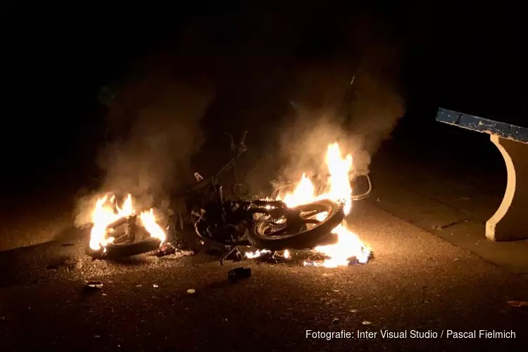 Scooter in brand op schoolplein Assendelft