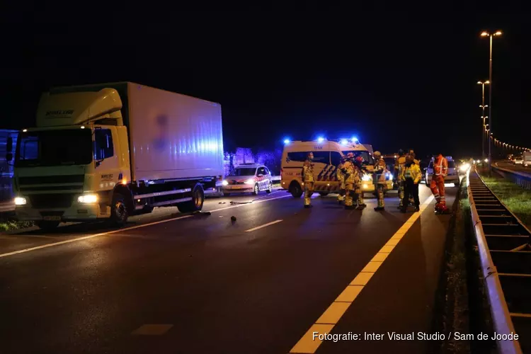 Persoon in kritieke toestand na ongeluk op A8 bij Zaandam, betrokkene rijdt door