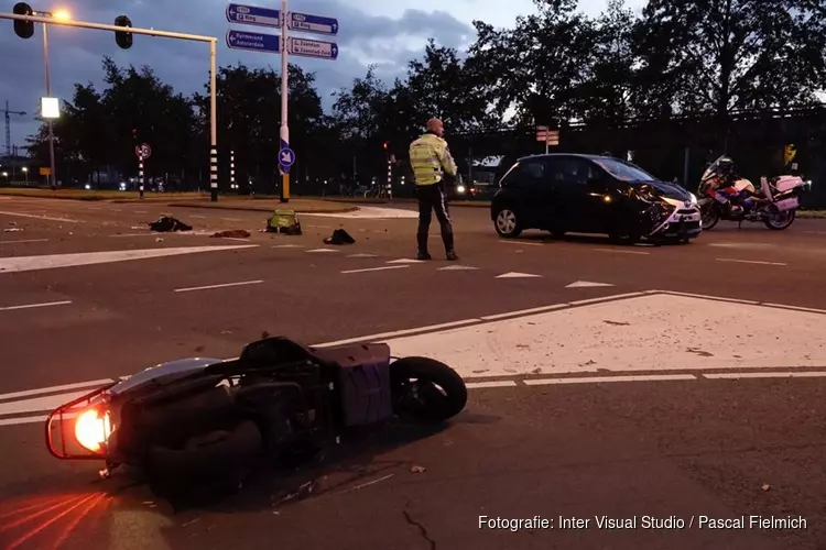 Maaltijdbezorger zwaargewond na botsing in Zaandam