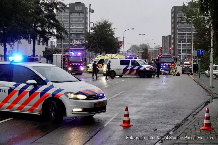 Scooterrijder belandt onder auto in Zaandam, brandweer moet slachtoffer bevrijden