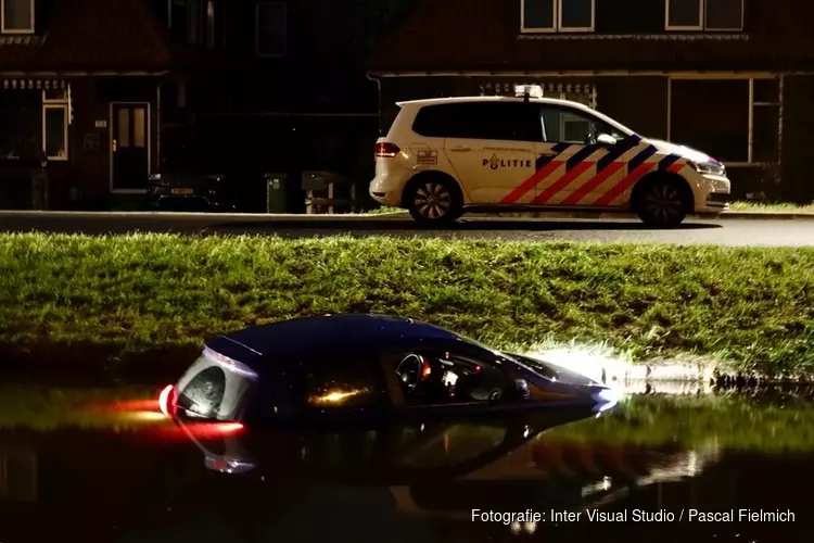 Auto te water in Westknollendam