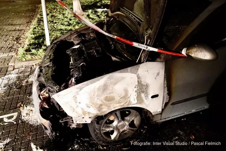 Auto door brand verwoest op Waterschotspad