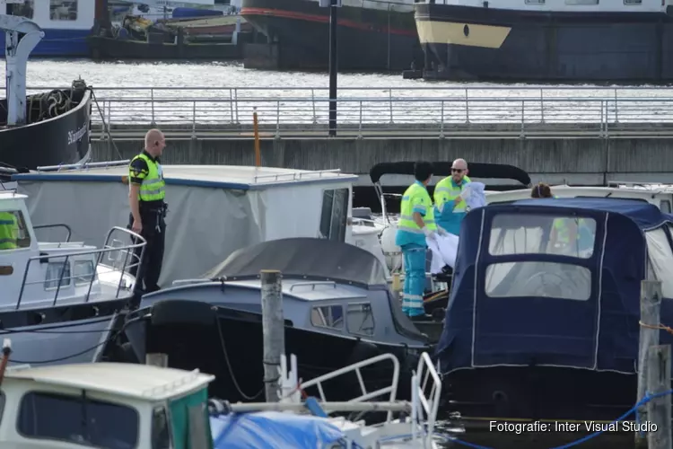 Man te water in jachthaven Zaandam