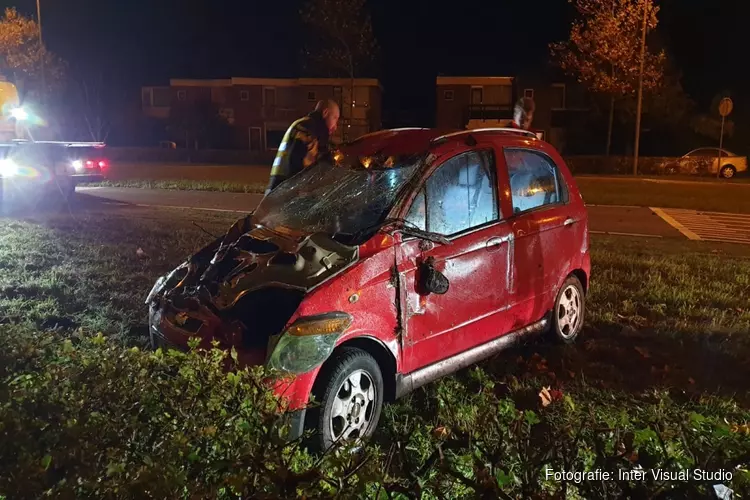 Auto vliegt over de kop na botsing, bestuurder gevlogen