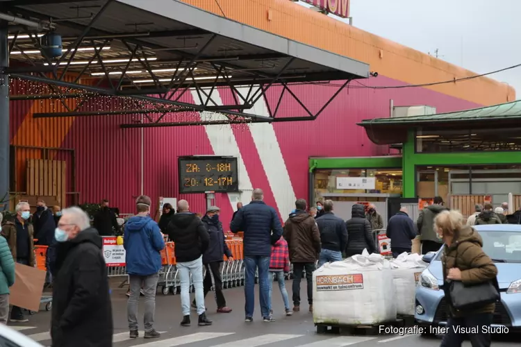 Drukte bij Hornbach Zaandam