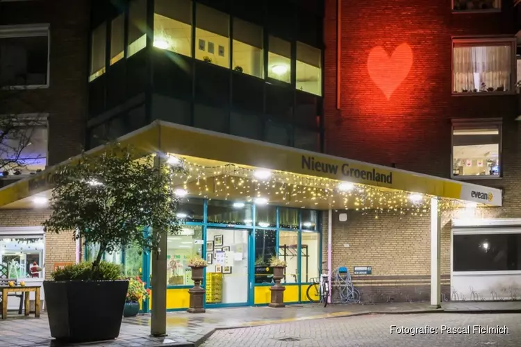 Rode harten op Zaanse gebouwen zijn lichtpuntjes tijdens donkere dagen