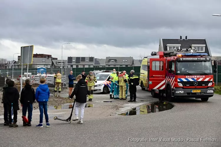 Jongetje vast in drijfzand op bouwplaats in Assendelft