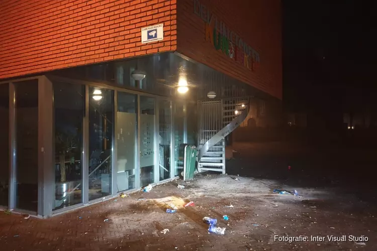 Veel vuurwerk afgestoken rondom gemeentehuis Oostzaan