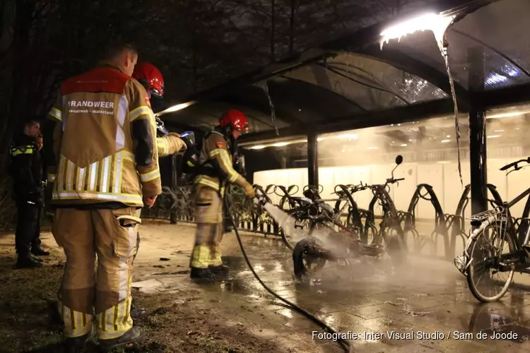 Scooter in brand bij station Zaandam-Kogerveld