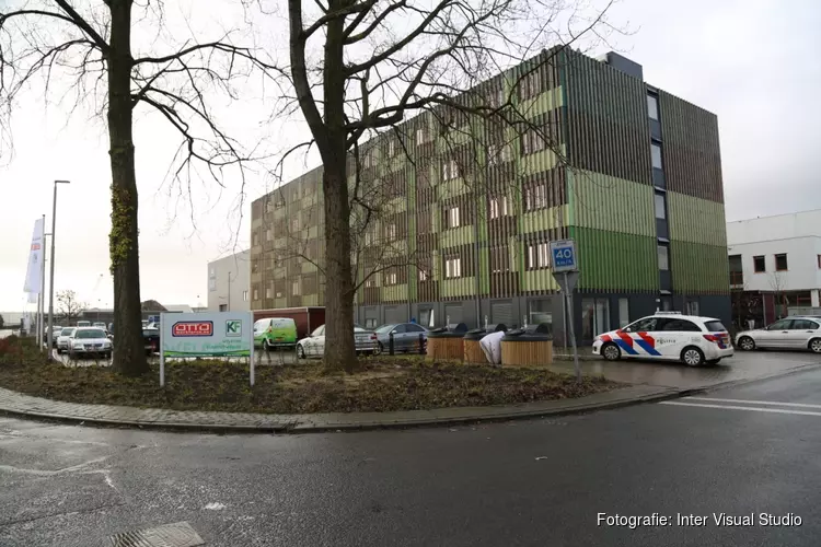 Hulpdiensten met spoed naar nieuw arbeidsmigranten hotel in Zaandam