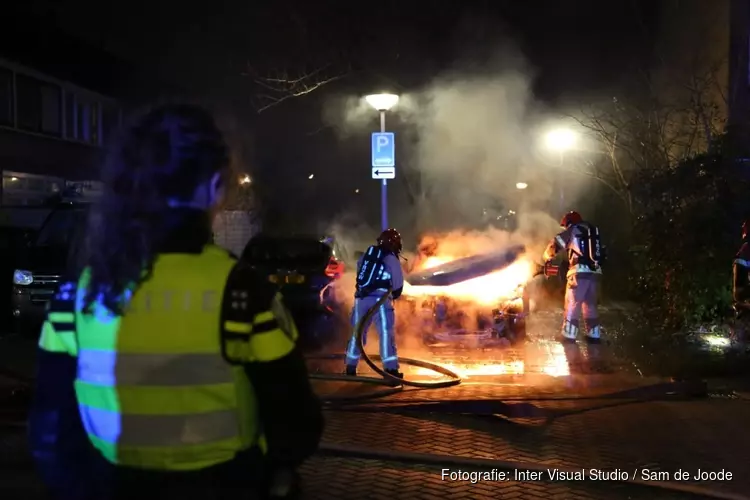 Twee auto&#39;s door brand verwoest in Zaandam