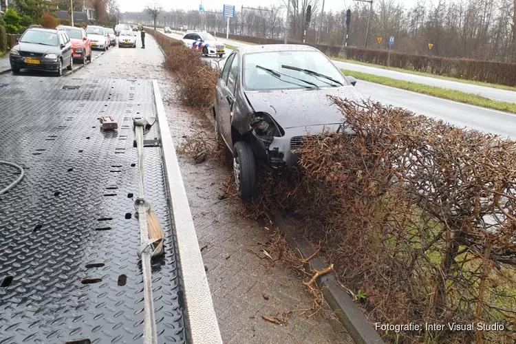 Automobiliste rijdt haar auto en heg stuk in Wormerveer