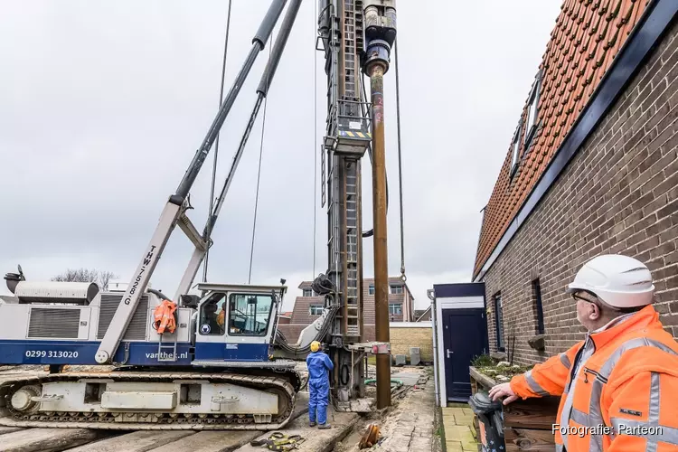 Eerste paal woningen aan de Lijnbaan in Krommenie vandaag de grond in