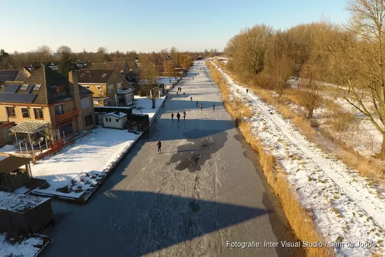 Schaatspret op de Ringvaart in Oostzaan