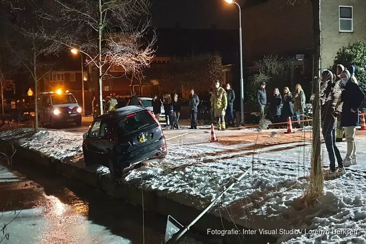 Auto bijna te water in Zaandam