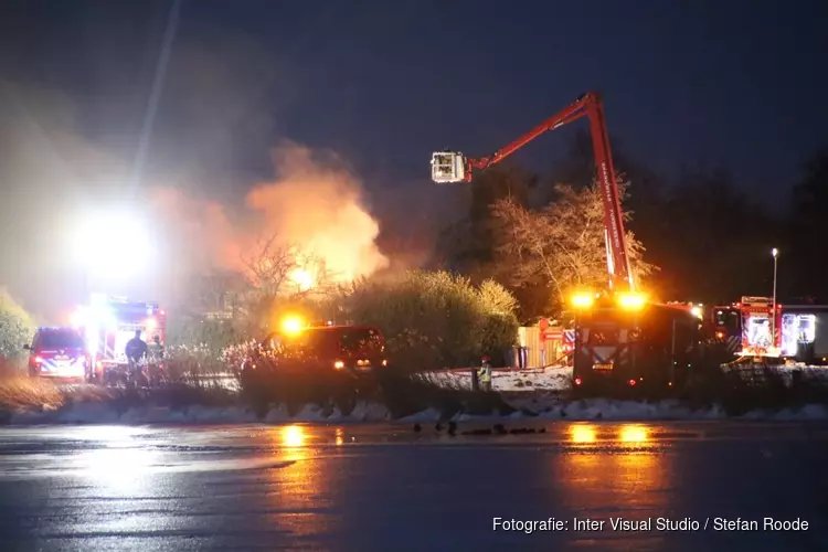 Uitslaande brand in woning Oostzaan