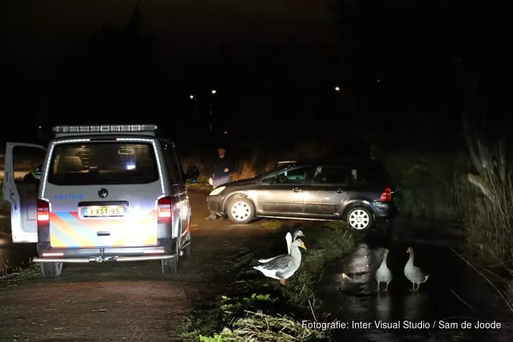 Auto bijna te water op ring Zaandam