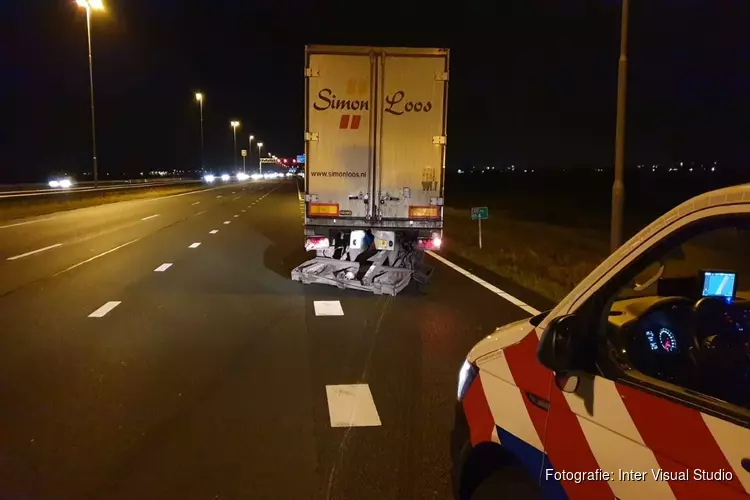 Auto knalt achterop vrachtwagen op A7