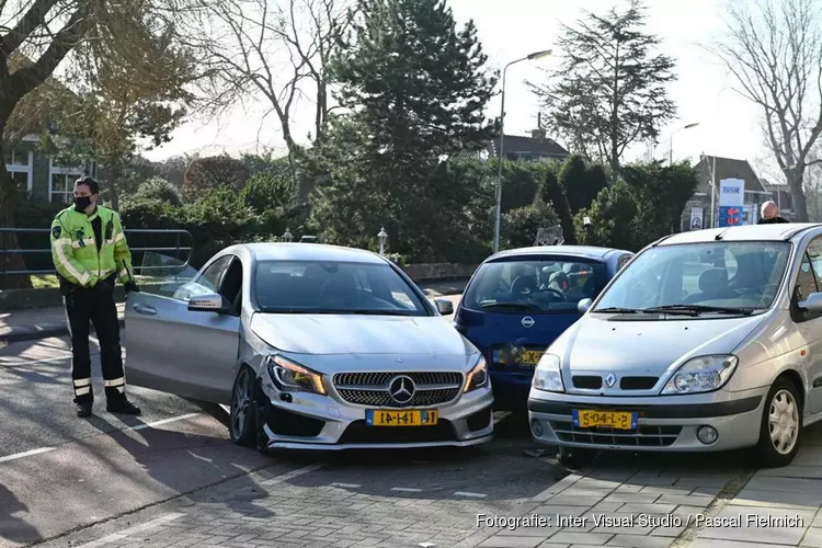 Auto botst tegen geparkeerde auto&#39;s in Assendelft