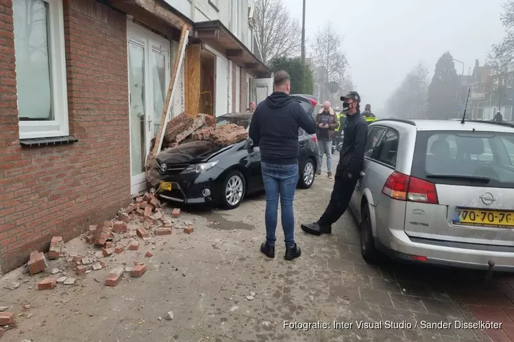 Auto ramt gevel na aanrijding in Wormerveer