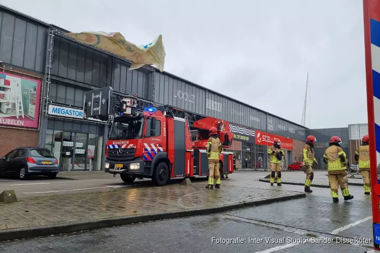 Brandweer verwijderd gevaarlijk reclamezuil