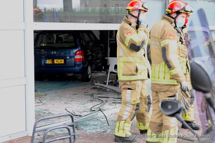 Auto rijdt kantoorpand Zaandam binnen