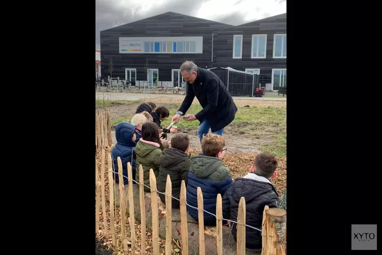 Leerlingen leggen een Tiny Forest bij Kreekrijk aan